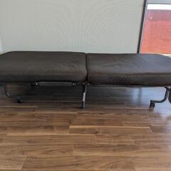 折り畳みベッドの画像