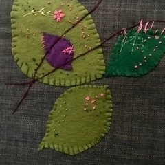 快適肘掛椅子リーフアップリケモチーフグレー布張ニューヨークスタイルチェアーの画像