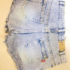 女性のパンツの画像