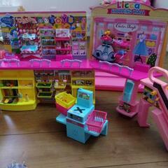 リカちゃんと友達とお店。の画像