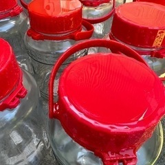 果実酒びん 4L 1本400円　全部で13本あります。