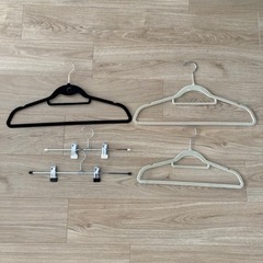 引き渡し決定済:ハンガー約100本セット　ニトリ/スリーコインなどの画像