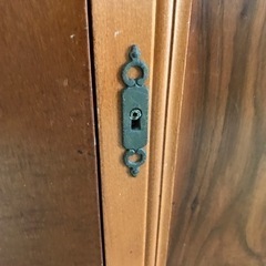 取引場所　南観音　O2308-510 サイドボード　サイドコンソール　汚れ　キズあり　正面扉の鍵が折れていますので正面扉開きません。の画像