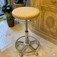 エステ　スツール　チェア　４つまとめての画像