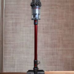 23C102_ジ5 ダイソン dyson コードレスクリーナー SV12 スタンド付き アタッチメント7点 掃除機 コードレス ハンディ 【店頭引き取り歓迎！】