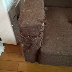 【受け渡し者決定】差し上げます。2人がけソファー　茶色　カバーかければまだまだ使えますの画像