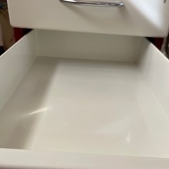 ニトリ 三段鍵つき デスクワゴン シュラー RED/WH（レッド ホワイト）スチールキャビネット、美品の画像