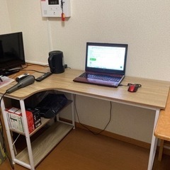 机、ローテーブル、キッチンワゴン、座椅子、オフィスチェアのセットです。