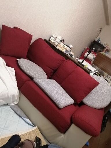 【付属品付き】3人掛けソファー+オットマン2つ