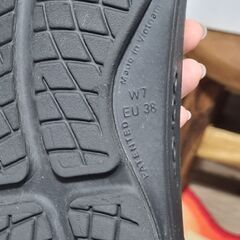 ブランドOOFOS 女性サイズ24の画像