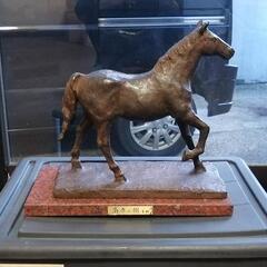 高原の朝　馬の彫刻