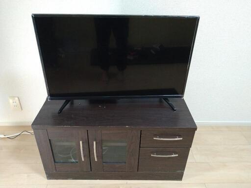 32型のテレビとテレビ台