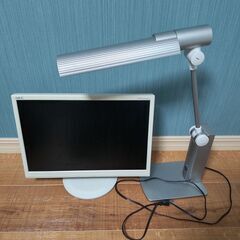 [引取限定]PCディスプレイと卓上ライト(LCD194WXM-V...