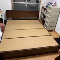 クイーンベッド　マットレスはなし