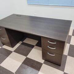 事務所の机に