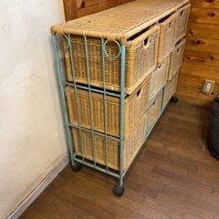 相談中    差し上げます  謝礼あり  家具  籐  チェスト キャスター  1メートル×1.5メートル×30センチ 引き取っていただける方謝礼お渡しします  の画像