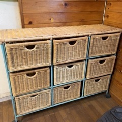 相談中    差し上げます  謝礼あり  家具  籐  チェスト キャスター  1メートル×1.5メートル×30センチ 引き取っていただける方謝礼お渡しします  の画像
