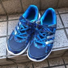 adidas スニーカー　23.5cm