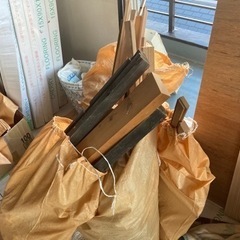 キャンプの季節、サスティナブルな方、廃材ですが薪にどうぞ。の画像