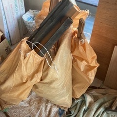 キャンプの季節、サスティナブルな方、廃材ですが薪にどうぞ。の画像
