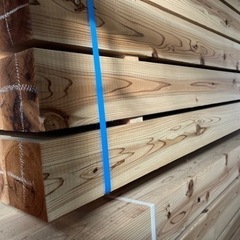 【格安】杉の柱材　3000×105×105 バラ売り。新築、リフォーム、外構、DIYなど。在庫260本ありますので複数人へ販売可能です。の画像