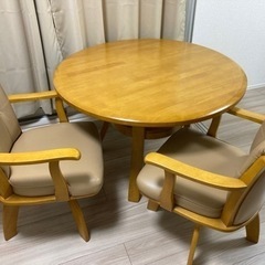 ダイニングテーブル、椅子二脚です。