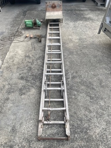高い所へ荷物を運ぶ機械
