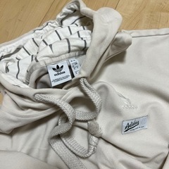 adidas パーカーの画像