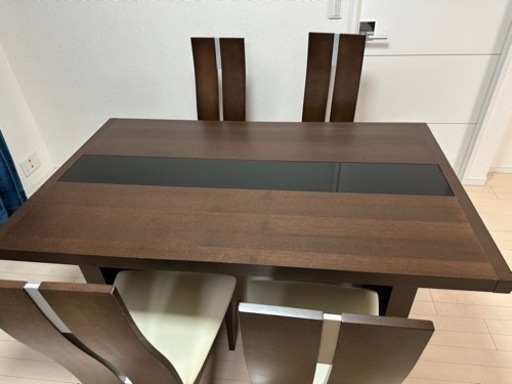 ダイニングテーブルとチェア4脚