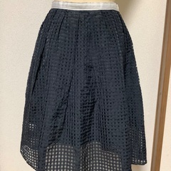 濃い紺色フレアスカートの画像