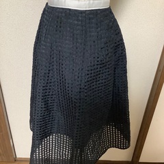 濃い紺色フレアスカートの画像