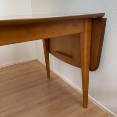 伸長式ダイニングテーブルの画像