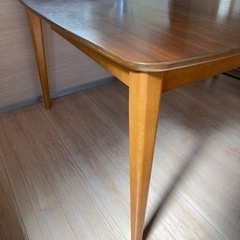 伸長式ダイニングテーブルの画像