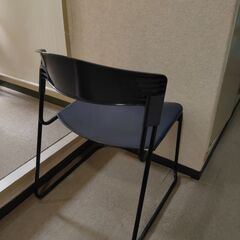【差し上げます】スチールケースミーティングチェア2脚　紺色　スタッキング可能の画像