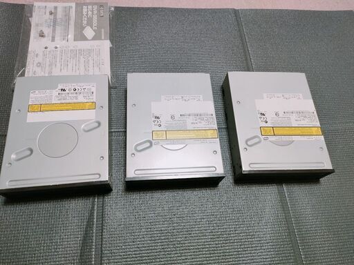 内蔵型DVD/RW2台、内蔵型DVDデュアルドライブ１台