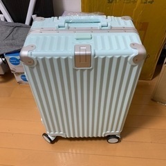 スーツケース青の画像
