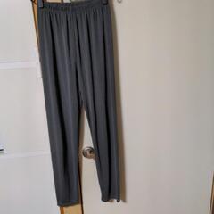 グレーのパンツ
