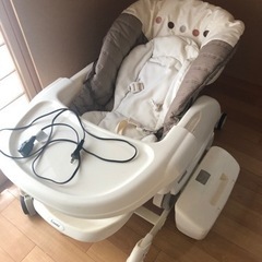 コンビ 電動ハイローチェア ネムリラ(受取可の方は6000円:コメント下さい) ネムリラ ベビーラック ハイローベッド ハイローラック ハイ