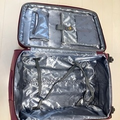 大きいスーツケースの画像