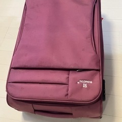 大きいスーツケースの画像