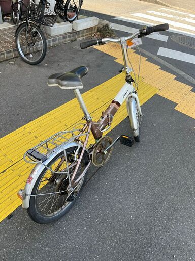 【リサイクルショップどりーむ鹿大前店】No.1016　折りたたみ自転車　GIANT　6段ギア付き　超オシャレ　荷台付き　