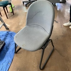 イス4脚、テーブル1つ