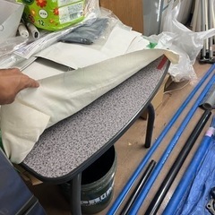 イス4脚、テーブル1つの画像