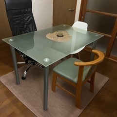 テレビ台、ベッド、ソファー、テーブル、