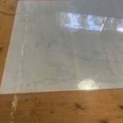 下の物をを透かして写せる裁断テーブルの画像