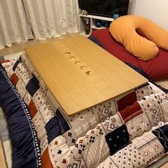 こたつ机（使用期間1年半）布団とラグもセットです