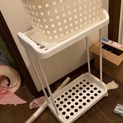 (急募) テーブル　石油ファンヒーターなど家具　0円の画像