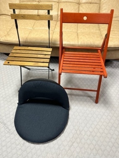 3点セット IKEA 折り畳みイス（赤、ウッド）、ニトリ 座椅子（デニム）