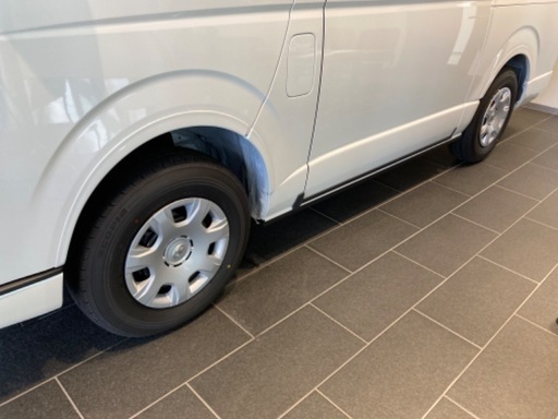 ハイエース　純正タイヤホイルセット