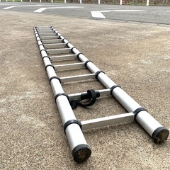 伸縮自在 コンパクト収納 自動ロック アルミ製 スライド式はしご 伸縮 3.8m 梯子 ハシゴ 脚立 アルミ製 高所作業 中古　の画像